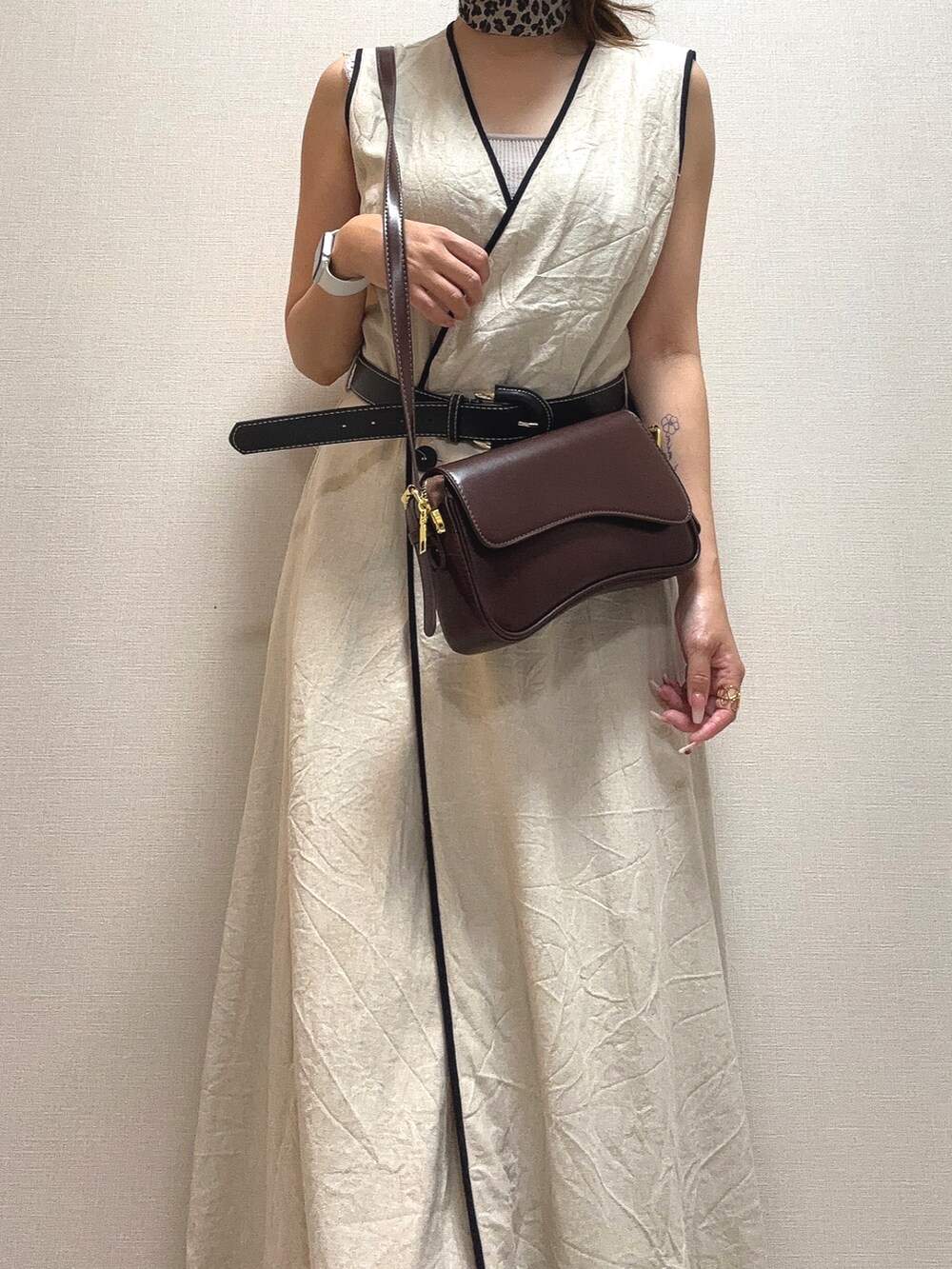 ブラウン系のセットアップ、ブラウン系のショルダーバッグ、ベージュ系のワンピース/ドレスを着用したレディースの夏コーディネートの5枚目の写真