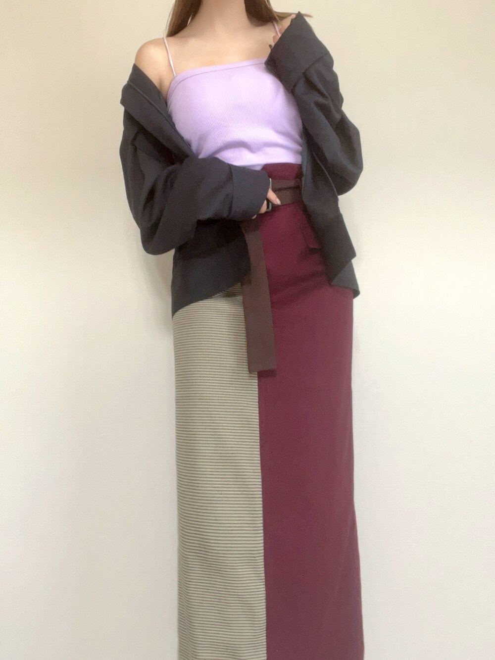 その他のスカート、ピンク系のチューブトップ、ブラック系のその他アウターを着用したレディースの春コーディネートの3枚目の写真