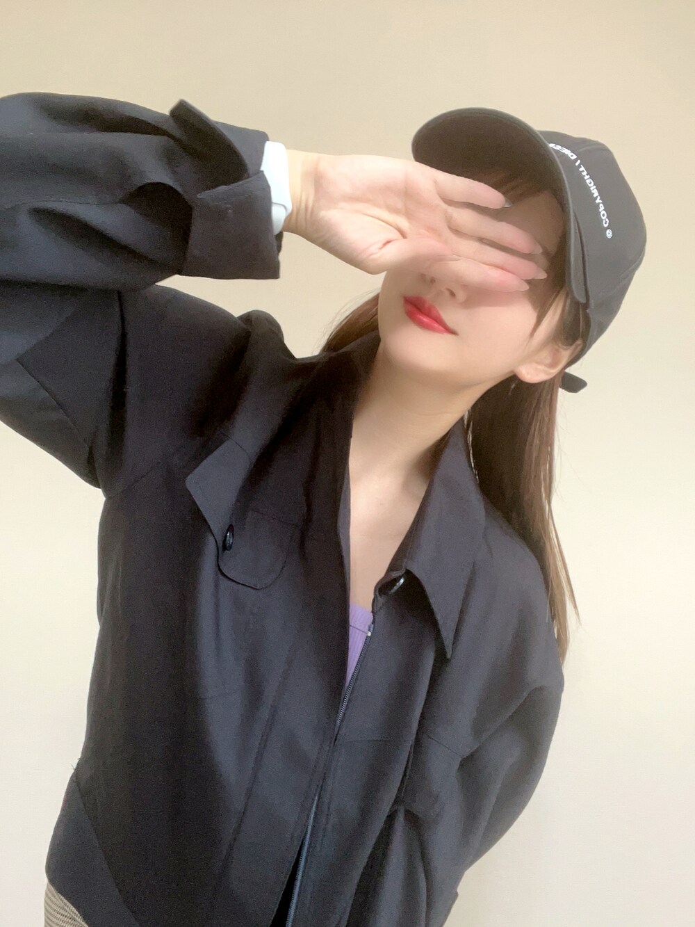 その他のスカート、ピンク系のチューブトップ、ブラック系のその他アウターを着用したレディースの春コーディネートの2枚目の写真