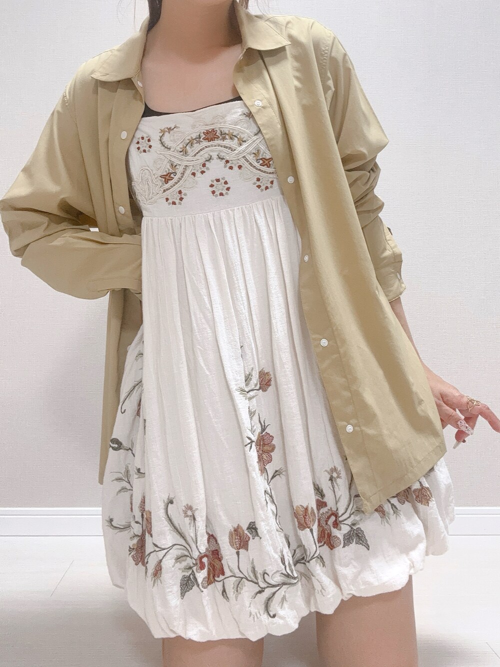 ベージュ系のワンピース、ベージュ系のシャツ/ブラウス、ブラック系のインナーウェア/肌着を着用したレディースの秋コーディネートの2枚目の写真