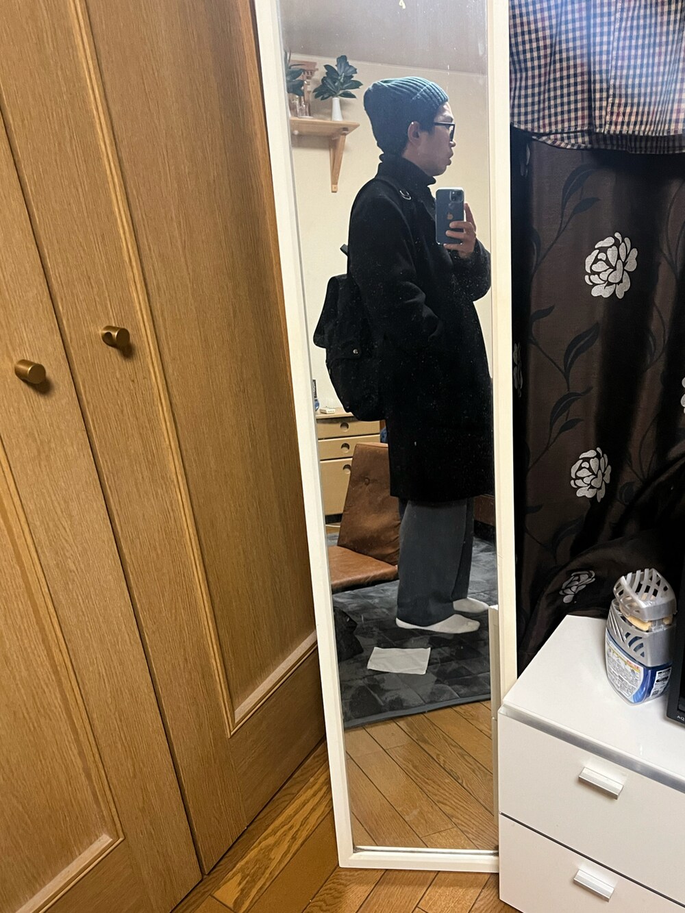 ブラック系のシューズを着用したメンズの冬コーディネートの2枚目の写真