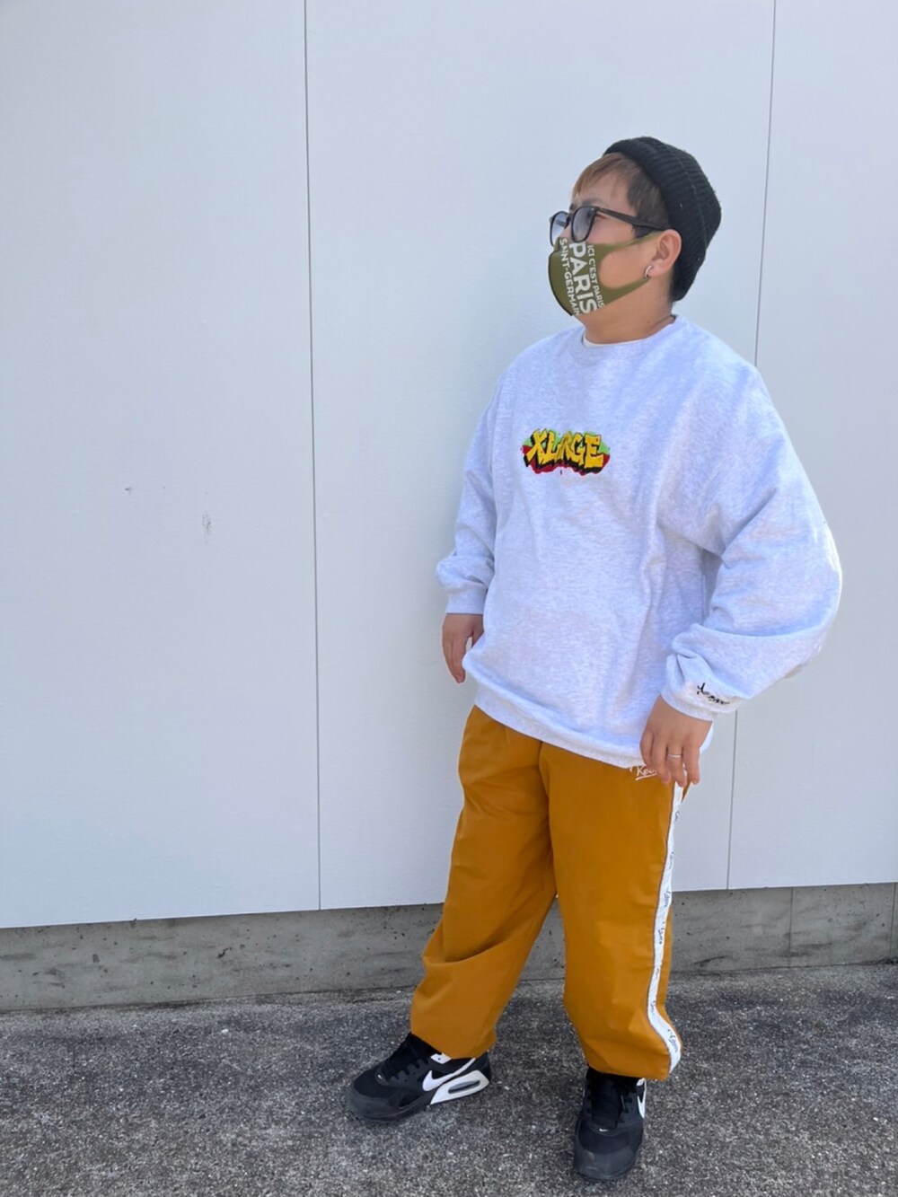 グレー系のスウェット、オレンジ系のジャケット/アウター、オレンジ系のパンツを着用したメンズの春コーディネートの2枚目の写真