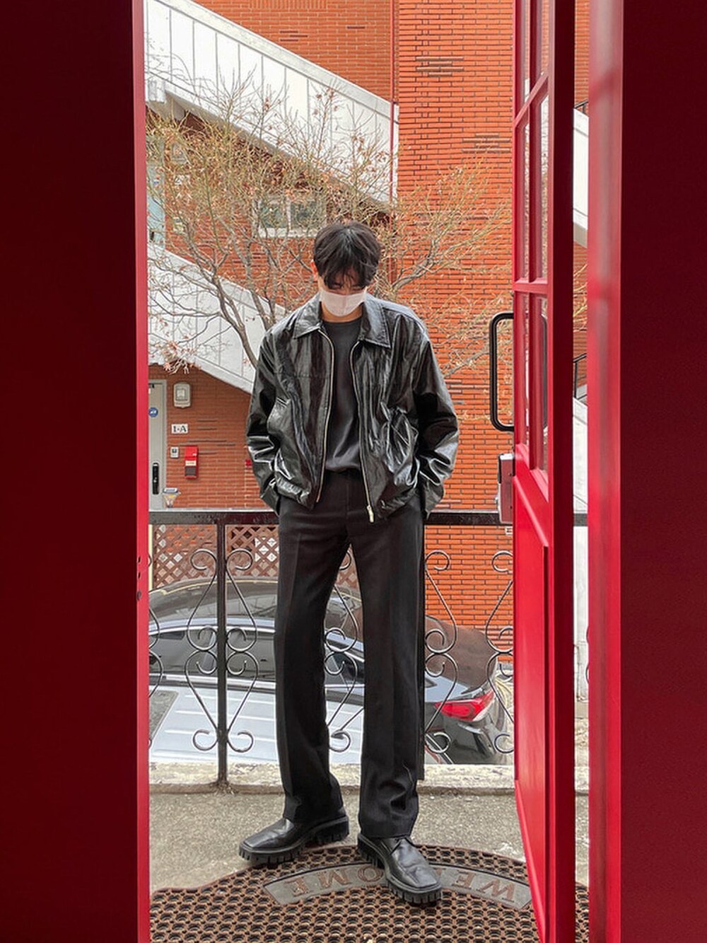 ブラック系のライダースジャケットを着用したメンズの冬コーディネートの3枚目の写真