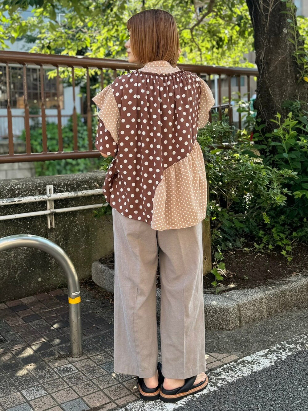 ブラウン系のシャツ/ブラウス、ベージュ系のその他パンツを着用したレディースの夏コーディネートの3枚目の写真