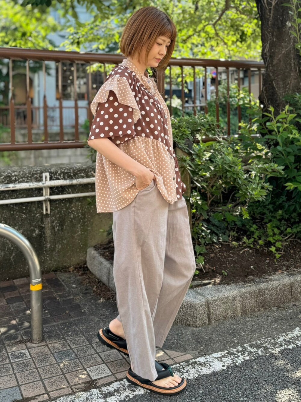 ブラウン系のシャツ/ブラウス、ベージュ系のその他パンツを着用したレディースの夏コーディネートの4枚目の写真