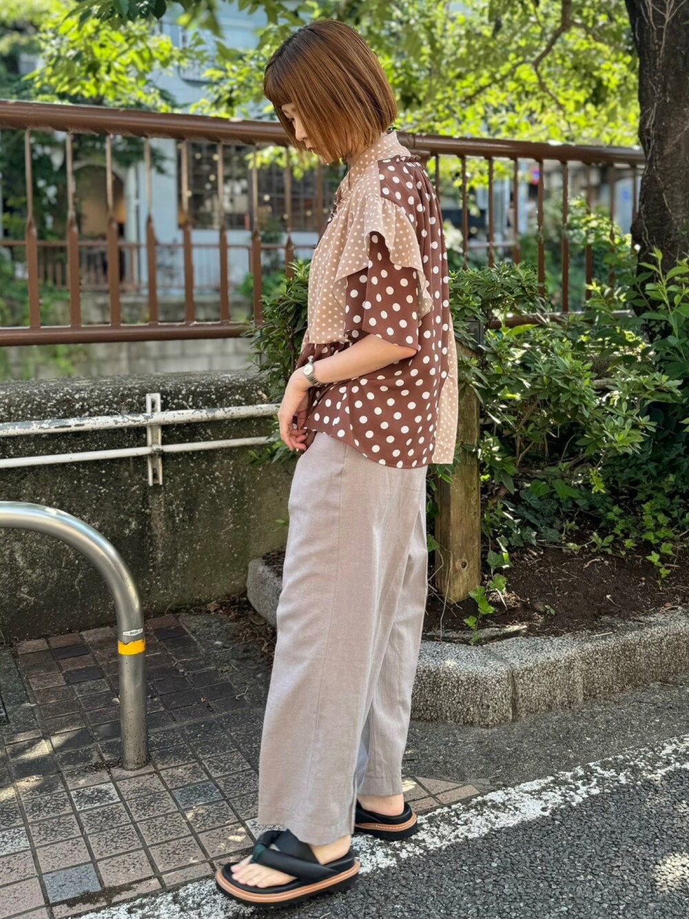 ブラウン系のシャツ/ブラウス、ベージュ系のその他パンツを着用したレディースの夏コーディネートの2枚目の写真