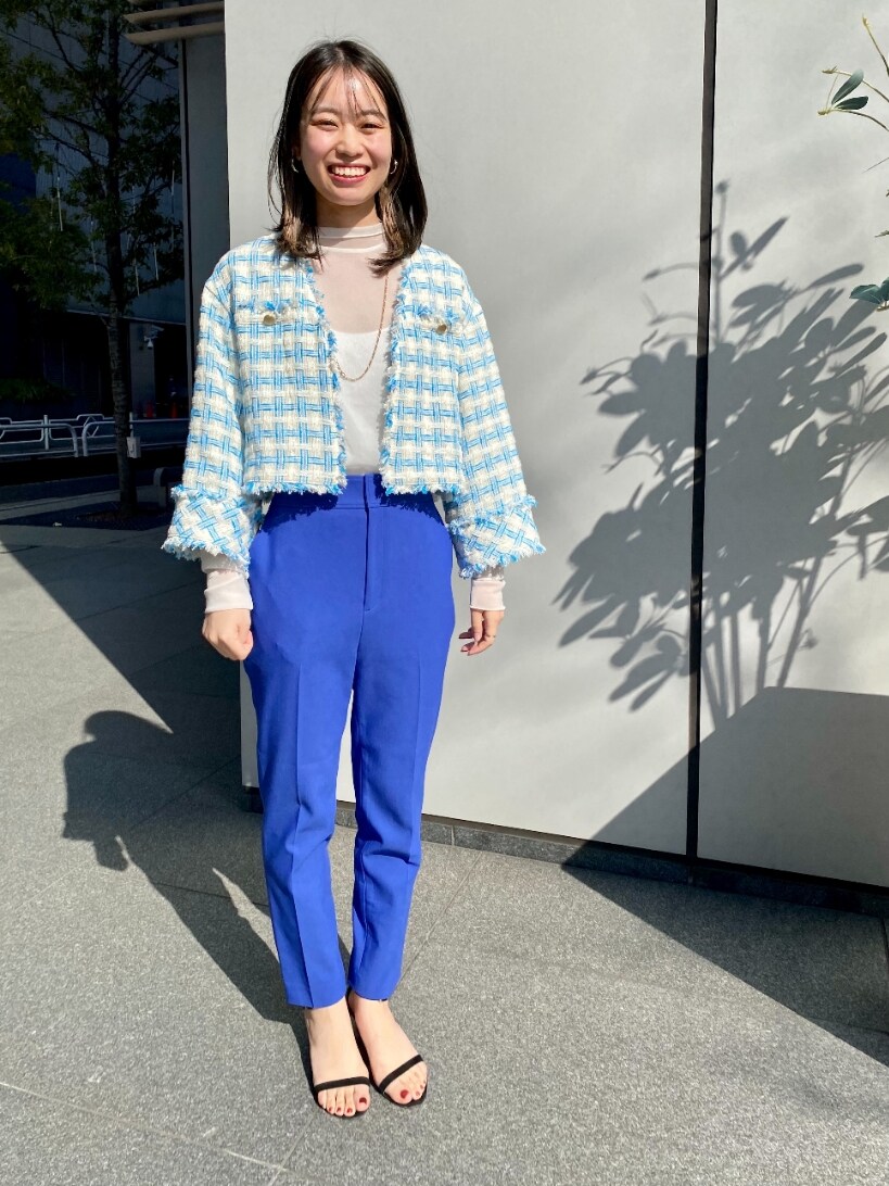 「ジャケット、春、オトナ女子、おでかけコーデ、パンツスタイル、キレイめ、ワントーンコーデ、ブルー、NOLLEY'S」｜「NOLLEY’Sのバスケットツイードショートジャケット（ノーカラージャケット、ブルー系）」を使った、もーりーさん（レディース・164cm）の春コーディネートの4枚目の写真