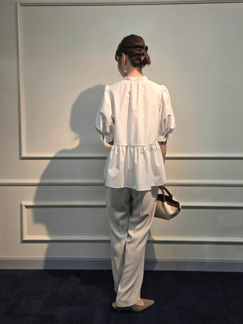 「ショルダーバッグ、淡色コーデ、シンプルスタイル、春服、おでかけコーデ、モノトーンコーデ、ワントーンコーデ、大人かわいい、オフィススタイル、ぺプラムトップス、イージーパンツ、フレアパンツ」｜「NOLLEY’S Sophiのペプラムシャツブラウス（シャツ/ブラウス、ホワイト系）」を使った、もーりーさん（レディース・164cm）の春コーディネートの4枚目の写真