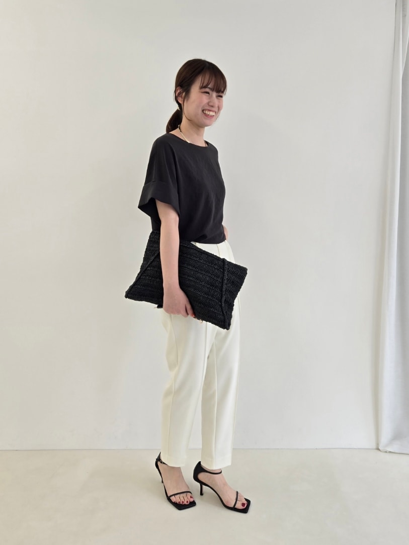 「大人ファッション、キレイめコーデ、パンツスタイル、ラフコーデ、楽チンコーデ、通勤コーデ、きれいめコーディネート、きちんとスタイル」｜「NOLLEY’Sの【松葉☆別注アイテム】《セットアップ対応》エアリージョーゼットWカフスブラウス（シャツ/ブラウス、ブラック系）」を使った、もーりーさん（レディース・164cm）の春コーディネートの2枚目の写真