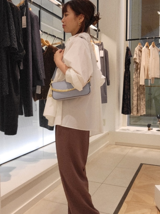 ホワイト系のシャツ/ブラウス、ブラウン系のその他パンツ、ベージュ系のキャミソールを着用したレディースの秋コーディネートの4枚目の写真