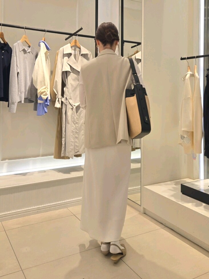 「ロンT、シアートップス、春服コーデ、ロングスカート、ラクチンコーデ、大人可愛い、着回しコーデ、モノトーンコーデ、ジレ」｜「NOLLEY’S Sophiのウォッシャブルドライトロピカルジレ（ベスト、ベージュ系）」を使った、もーりーさん（骨格ウェーブ・レディース・164cm）の春コーディネートの3枚目の写真