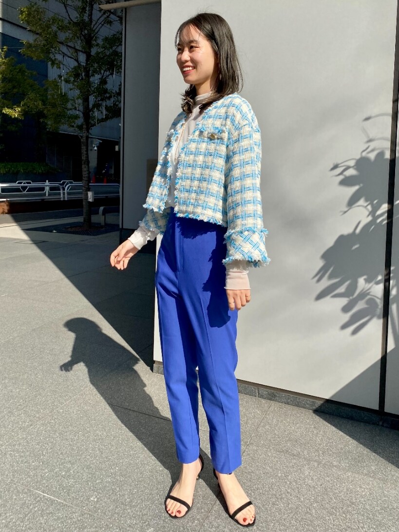 「ジャケット、春、オトナ女子、おでかけコーデ、パンツスタイル、キレイめ、ワントーンコーデ、ブルー、NOLLEY'S」｜「NOLLEY’Sのバスケットツイードショートジャケット（ノーカラージャケット、ブルー系）」を使った、もーりーさん（レディース・164cm）の春コーディネートの2枚目の写真