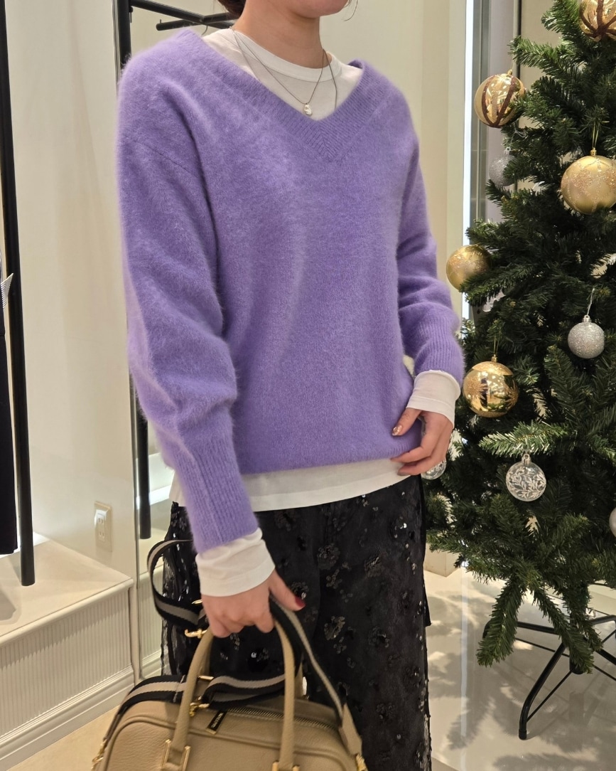 パープル系のニット/セーター、ホワイト系のTシャツ/カットソー、ブラック系のスカートを着用したレディースの冬コーディネートの4枚目の写真