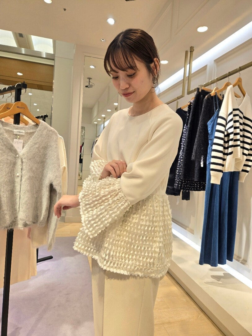 「大人コーデ、骨格ウェーブ、タックワイドパンツ、華やかコーデ、お呼ばれスタイル、ジャガード」｜「NOLLEY’S Sophiのウォッシャブルダンボール×リボンジャガードプルオーバーカットソー（Tシャツ/カットソー、ホワイト系）」を使った、もーりーさん（レディース・164cm）の冬コーディネートの5枚目の写真