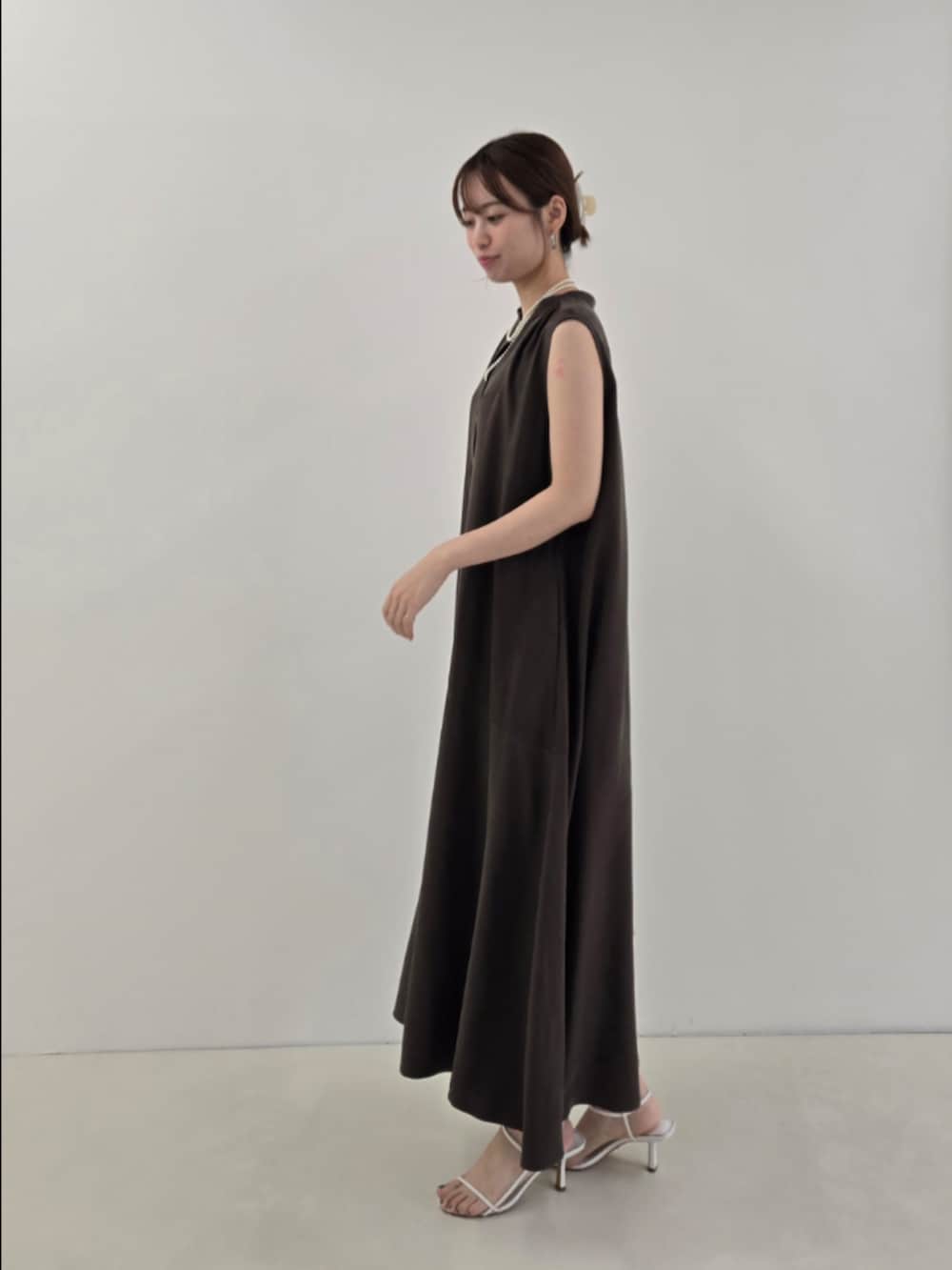 「ノースリーブ、オトナカジュアル、モノトーンコーデ、きれいめコーディネート、サンダルコーデ、ワンピーススタイル、ワンピースコーデ、ブラウン、パールネックレス、パーティースタイル」｜「NOLLEY’Sのウォッシャブルフィブリルサテンノースリシャツワンピース（ワンピース、ブラウン系）」を使った、もーりーさん（レディース・164cm）の夏コーディネートの5枚目の写真