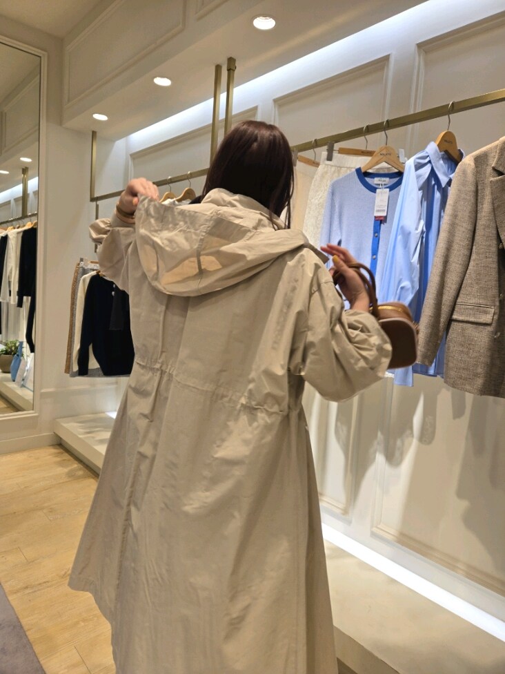 「ロンT、春服コーデ、着回しコーデ、ワイドパンツ、ツイード、フーデットコート、フード、ロングコート、セレモニー、ジレ、横長バッグ、ミニバッグ」｜「NOLLEY’Sの【撥水加工】フーテッドコート（ダッフルコート、ベージュ系）」を使った、もーりーさん（骨格ウェーブ・レディース・164cm）の春コーディネートの6枚目の写真
