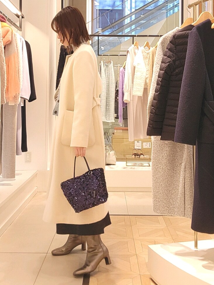 「冬アウター、あったかコーデ、オトナ女子、スカートコーデ、フレアスカート、カーディガン、スパンコール、淡色女子、ノーカラーコート、オケージョン」｜「NOLLEY’Sのノーカラーシャギーコート（ノーカラーコート、ホワイト系）」を使った、もーりーさん（レディース・164cm）の冬コーディネートの2枚目の写真