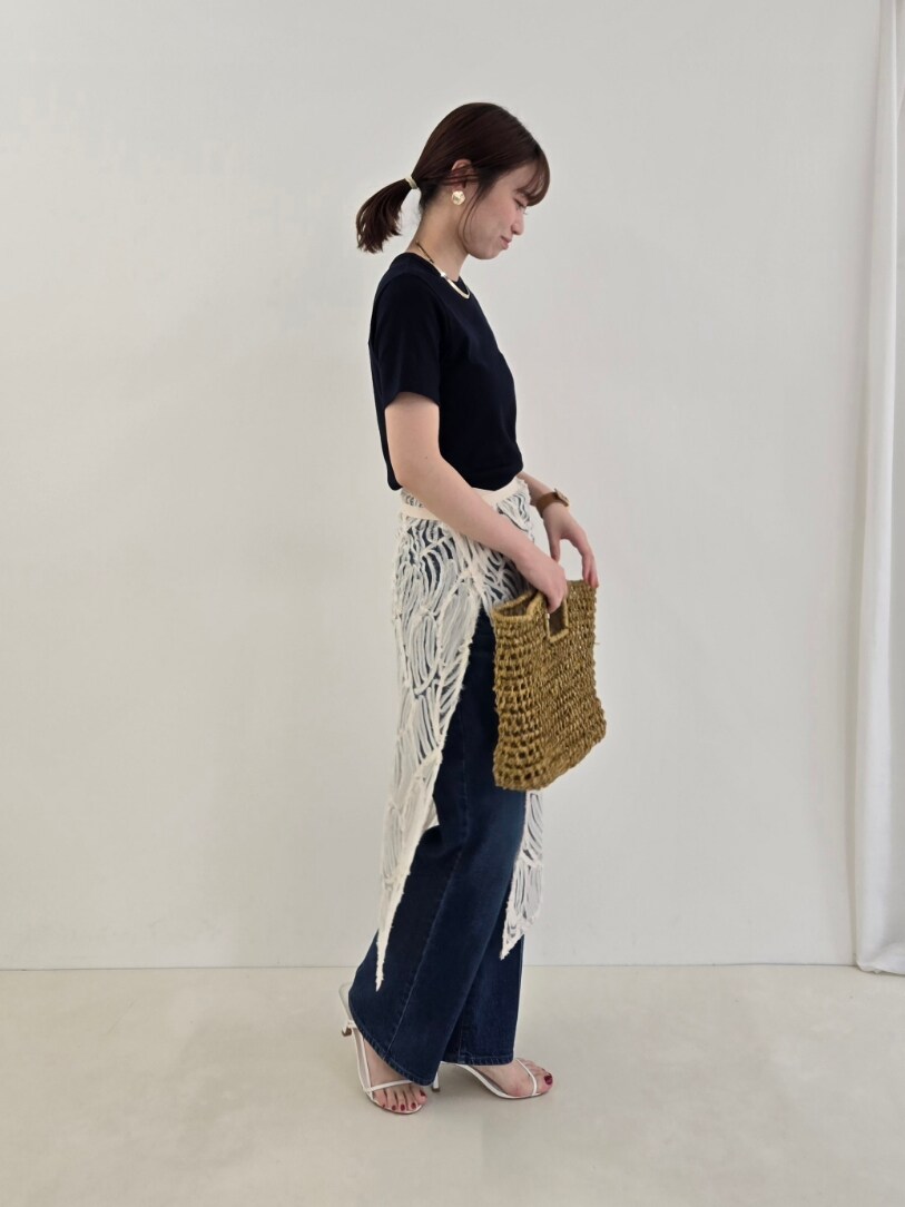 「春コーデ、デニム、休日スタイル、レイヤードスタイル、デニムパンツ、トートバッグ、ニット、半袖ニット」｜「Rie Millerの《セットアップ対応》《手洗い可能》チュール刺繍ラップスカート（スカート、ホワイト系）」を使った、もーりーさん（骨格ウェーブ・レディース・164cm）の春コーディネートの2枚目の写真