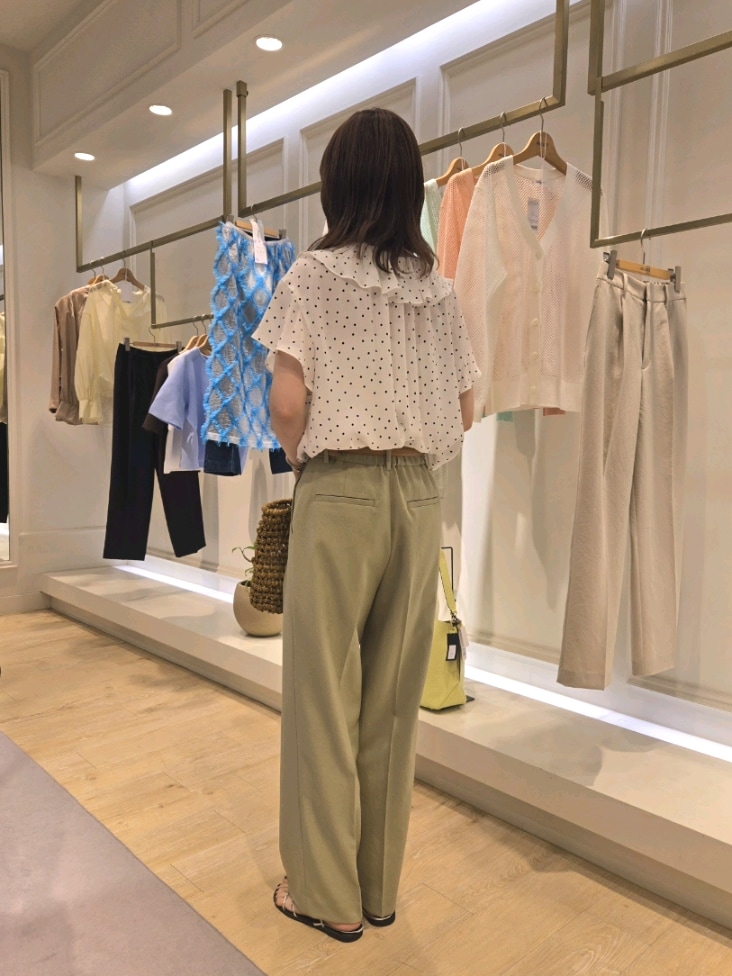 「ワイドパンツ、サンダル、春夏コーデ、キレイめコーデ、お仕事コーデ、キレイめ、ブラウスコーデ、ドット、フリルブラウス、オリーブ、かごバッグ」｜「NOLLEY’Sの2wayラッフル衿ブラウス（シャツ/ブラウス、ホワイト系）」を使った、もーりーさん（レディース・164cm）の春コーディネートの3枚目の写真