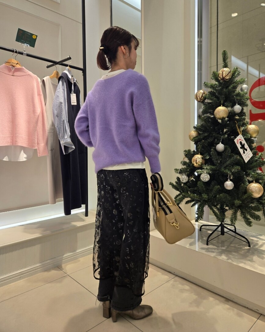 パープル系のニット/セーター、ホワイト系のTシャツ/カットソー、ブラック系のスカートを着用したレディースの冬コーディネートの3枚目の写真