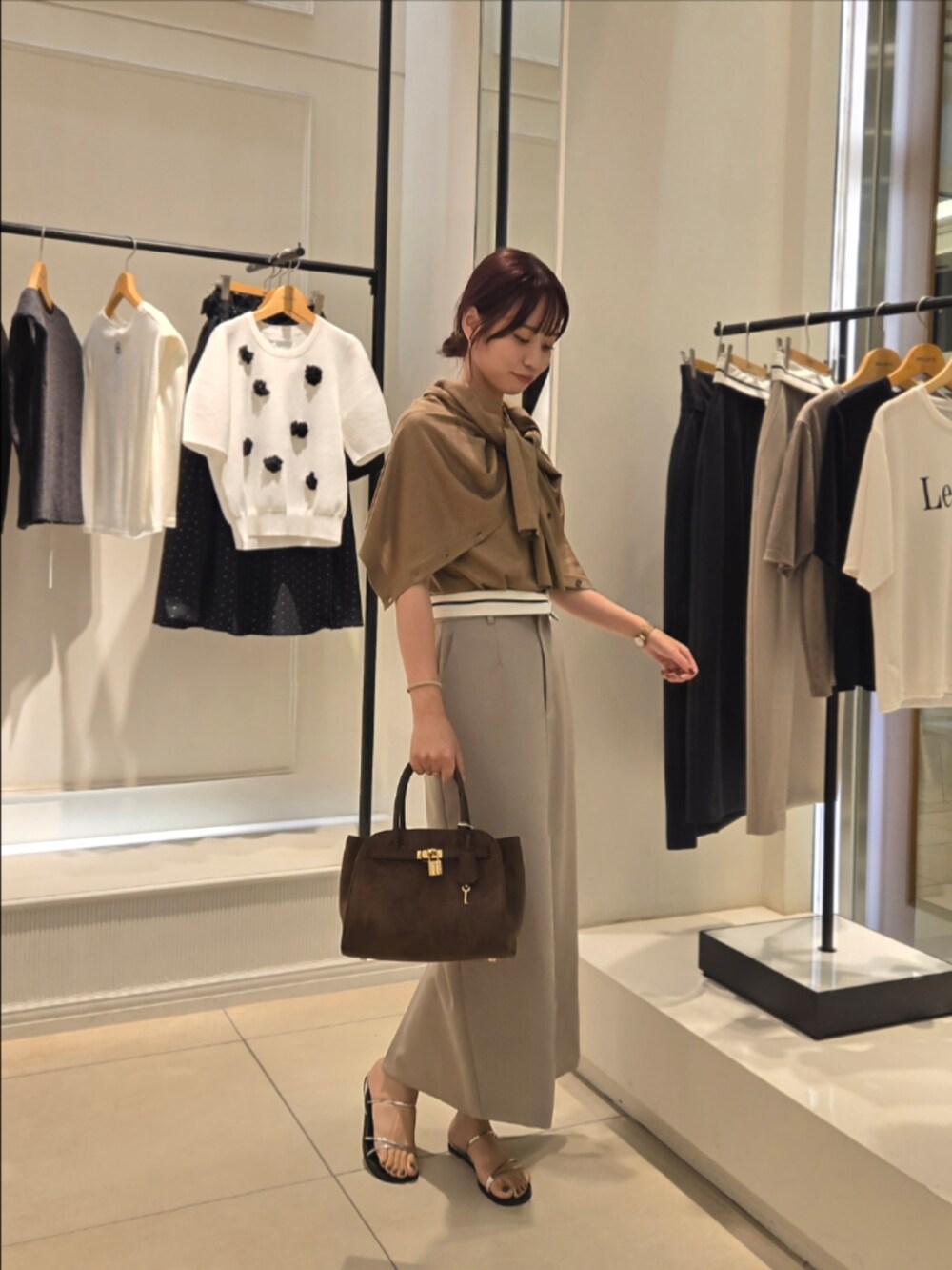 イエロー系のニット/セーター、イエロー系のカーディガン/ボレロ、グリーン系のスカートを着用したレディースの夏コーディネートの5枚目の写真