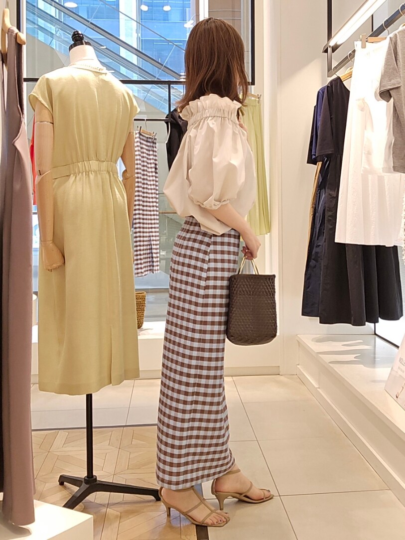 「サンダル、夏コーデ、オフショル、グレージュ、デートコーデ、ロングスカート、タイトスカート、チェック、夏ファッション、大人カジュアルコーデ、大人かわいい、オトナカワイイ、ウェーブ、ウェーブ×イエベ春」｜「NOLLEY’S Sophiのタフタオフショル2WAYブラウス（シャツ/ブラウス、ベージュ系）」を使った、もーりーさん（レディース・164cm）の夏コーディネートの4枚目の写真