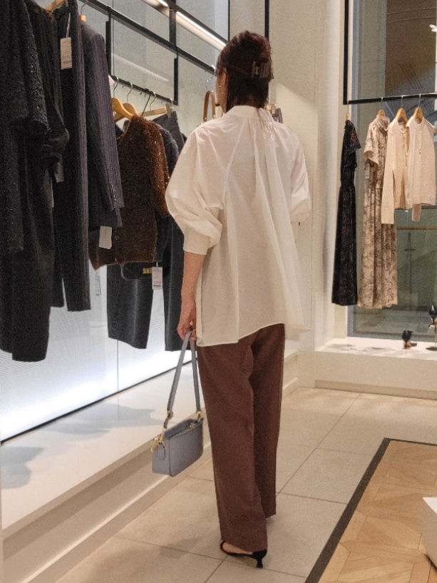 ホワイト系のシャツ/ブラウス、ブラウン系のその他パンツ、ベージュ系のキャミソールを着用したレディースの秋コーディネートの3枚目の写真