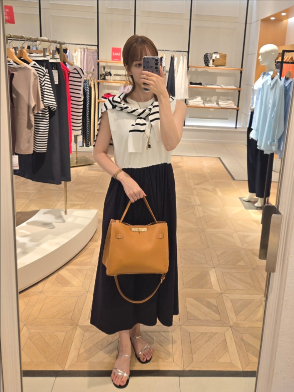 ホワイト系のカーディガン/ボレロ、ブラック系のワンピース、イエロー系のショルダーバッグを着用したレディースの夏コーディネートの5枚目の写真