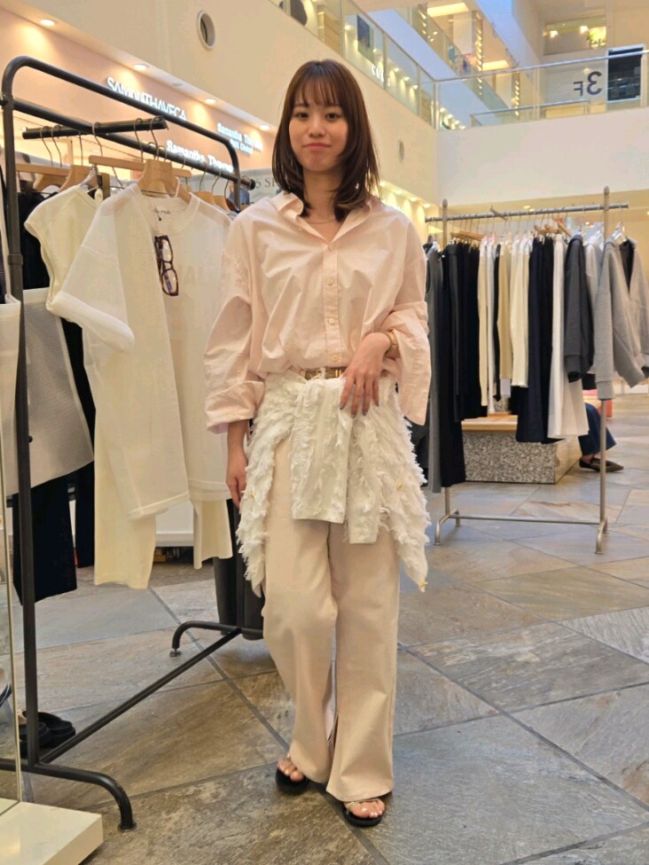 「春服コーデ、春カラー、キレイめコーデ、デニムコーデ、春めき満開コーデ、シャツスタイル、ピンクコーデ、ワントーンコーデ、レイヤードスタイル、カーディガン」｜「Rie Millerのレギュラーカラー2WAYシャツ（シャツ/ブラウス、ピンク系）」を使った、もーりーさん（レディース・164cm）の春コーディネートの4枚目の写真