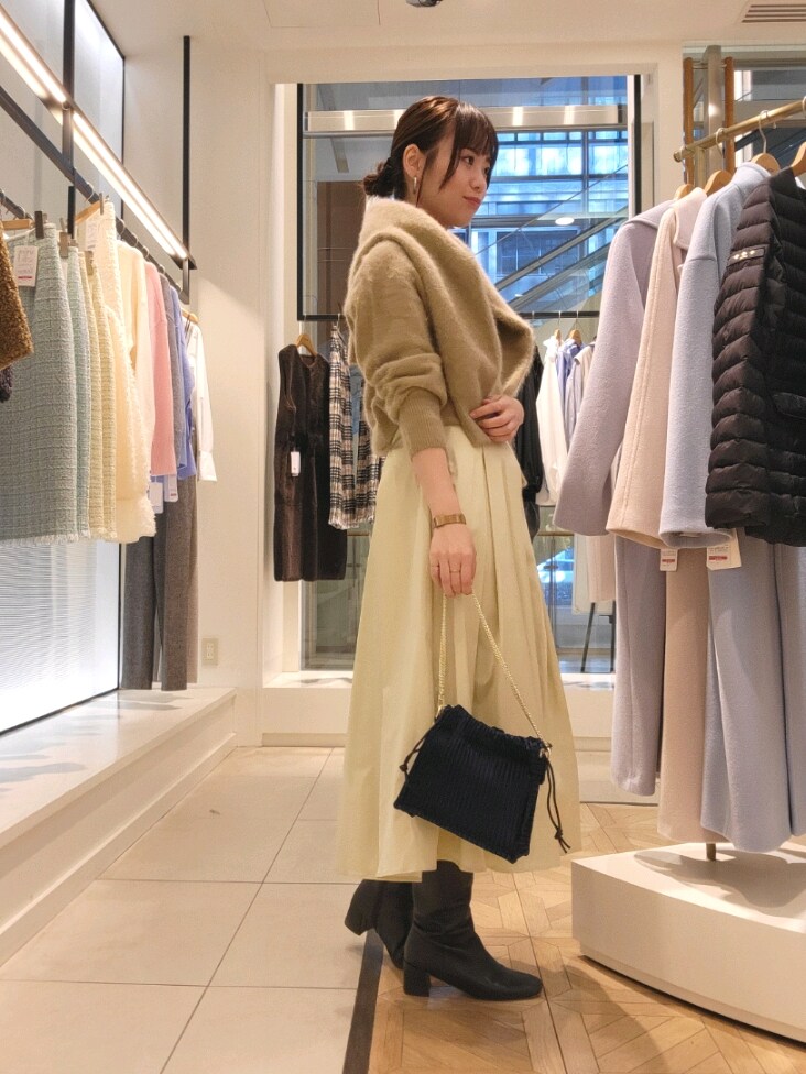 「真冬のあったかスタイル、大人可愛い、オトナ女子、ニットコーデ、ロングブーツ、スカートコーデ、冬コーデ、ワントーンコーデ、ヘアリーニット、ベージュ」｜「NOLLEY’S Sophiのカシミヤ混ヘアリーパール釦クルーネックカーディガン（カーディガン/ボレロ、イエロー系）」を使った、もーりーさん（骨格ウェーブ・レディース・164cm）の冬コーディネートの2枚目の写真