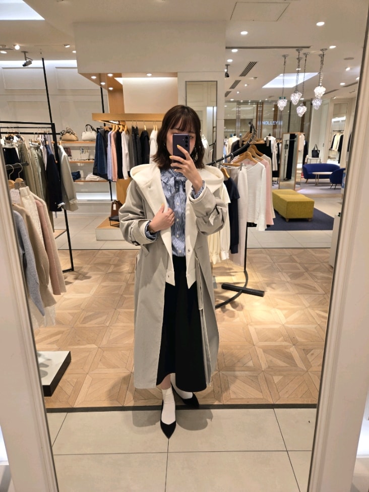 「レイヤードスタイル、春服コーデ、オトナカジュアル、楽チンコーデ、春服、ブラック、きれいめコーデ、セットアップ、フレアスカート、フリルシャツ、ブルーシャツ」｜「NOLLEY’Sのウォッシャブル エアボールフードブルゾン（ブルゾン、ホワイト系）」を使った、もーりーさん（骨格ウェーブ・レディース・164cm）の冬コーディネートの5枚目の写真