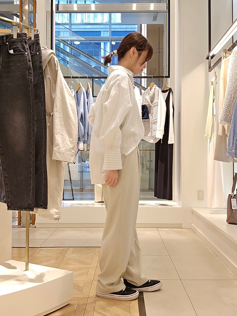 「レイヤードスタイル、春服コーデ、大人女子、パンツコーデ、休日スタイル、春先取り、春カラー」｜「NOLLEY’S Sophiの撥水タッサー HOOD COAT（ダッフルコート、ホワイト系）」を使った、もーりーさん（骨格ウェーブ・レディース・164cm）の冬コーディネートの5枚目の写真