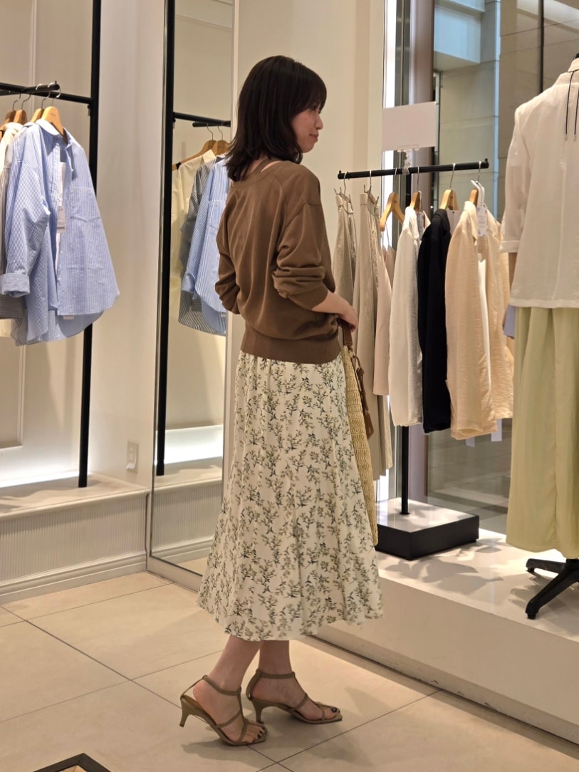 「レイヤードスタイル、サンダル、夏ファッション、お出かけコーデ、大人可愛い、着回しコーデ、きれいめコーディネート、夏、大人ガーリー、高身長女子、シアー、カーディガン、花柄、花柄スカート、ブラウン」|「NOLLEY’S Sophiの《アンサンブル対応》《手洗い可能》イタリー糸ホルターネックタンクトップ(タンクトップ、ブラウン系)」を使った、もーりーさん(レディース・164cm)の夏コーディネートの2枚目の写真