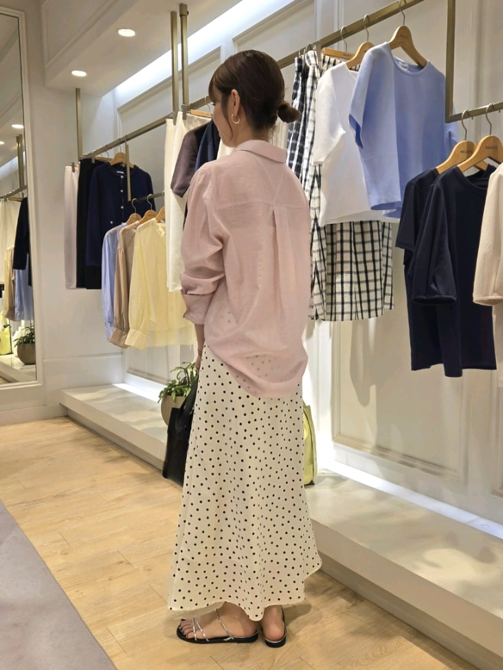 「セットアップ、キレイめカジュアル、大人女子、オトナ女子、きれいめコーデ、オトナカワイイ、シャツコーデ、ピンク、ドット、シアーシャツ」｜「NOLLEY’S Sophiの《セットアップ対応》シアーローン２WAYシャツ（シャツ/ブラウス、ピンク系）」を使った、もーりーさん（レディース・164cm）の春コーディネートの3枚目の写真