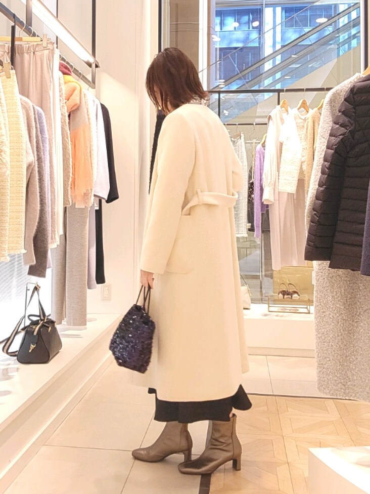 「冬アウター、あったかコーデ、オトナ女子、スカートコーデ、フレアスカート、カーディガン、スパンコール、淡色女子、ノーカラーコート、オケージョン」｜「NOLLEY’Sのノーカラーシャギーコート（ノーカラーコート、ホワイト系）」を使った、もーりーさん（レディース・164cm）の冬コーディネートの3枚目の写真