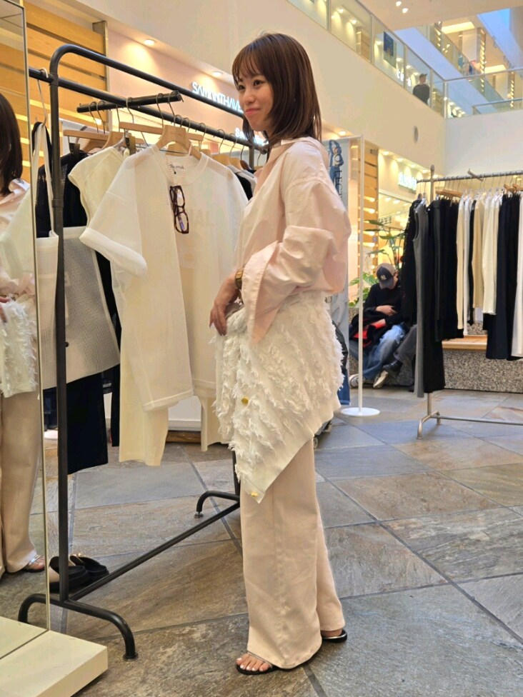 「春服コーデ、春カラー、キレイめコーデ、デニムコーデ、春めき満開コーデ、シャツスタイル、ピンクコーデ、ワントーンコーデ、レイヤードスタイル、カーディガン」｜「Rie Millerのレギュラーカラー2WAYシャツ（シャツ/ブラウス、ピンク系）」を使った、もーりーさん（レディース・164cm）の春コーディネートの3枚目の写真