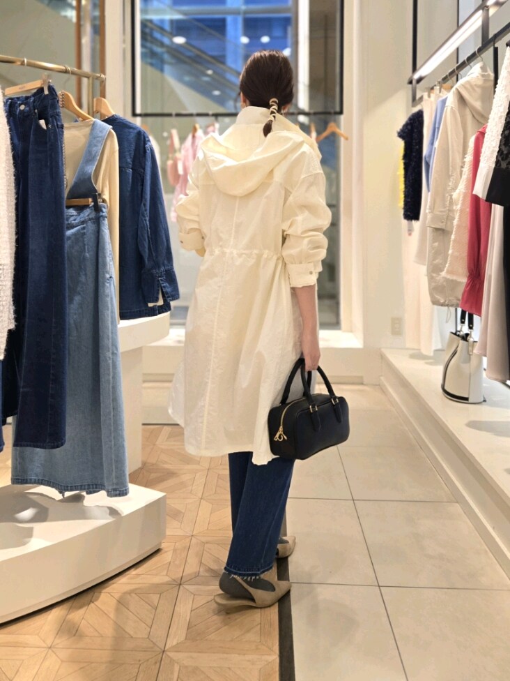 「春色、大人かわいい、シンプル、春、春服コーデ、シアートップス、デニムコーデ、ぺプラムトップス」｜「NOLLEY’S Sophiの撥水タッサー HOOD COAT（ダッフルコート、ホワイト系）」を使った、もーりーさん（骨格ウェーブ・レディース・164cm）の春コーディネートの3枚目の写真