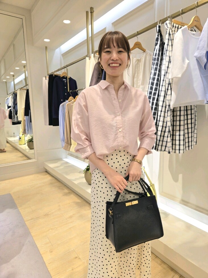 「セットアップ、キレイめカジュアル、大人女子、オトナ女子、きれいめコーデ、オトナカワイイ、シャツコーデ、ピンク、ドット、シアーシャツ」｜「NOLLEY’S Sophiの《セットアップ対応》シアーローン２WAYシャツ（シャツ/ブラウス、ピンク系）」を使った、もーりーさん（レディース・164cm）の春コーディネートの6枚目の写真