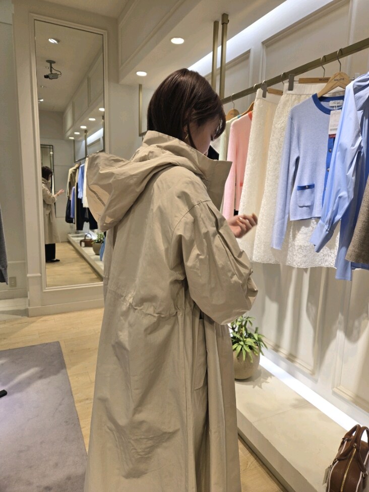 「ロンT、春服コーデ、着回しコーデ、ワイドパンツ、ツイード、フーデットコート、フード、ロングコート、セレモニー、ジレ、横長バッグ、ミニバッグ」｜「NOLLEY’Sの【撥水加工】フーテッドコート（ダッフルコート、ベージュ系）」を使った、もーりーさん（骨格ウェーブ・レディース・164cm）の春コーディネートの7枚目の写真