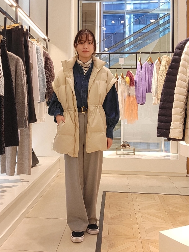 「キルティング、冬コーデ、冬、シンプルスタイル、モノトーンコーデ、デニム、グレー、スニーカー」｜「TAIONの【TAION×LIMONTA】別注ダウンベスト 24AW（ダウンベスト、ベージュ系）」を使った、もーりーさん（骨格ウェーブ・レディース・164cm）の冬コーディネートの2枚目の写真