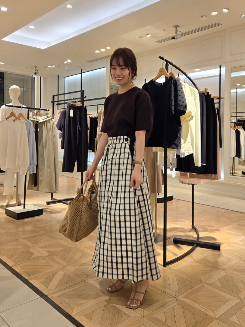 「チェック、半袖ニット、春ニット、スカート、ロングスカート、サンダル、ブラウン」｜「NOLLEY’Sの《手洗い可能》ホールガーメントニットTシャツ（ニット/セーター、ブラウン系）」を使った、もーりーさん（レディース・164cm）の春コーディネートの5枚目の写真