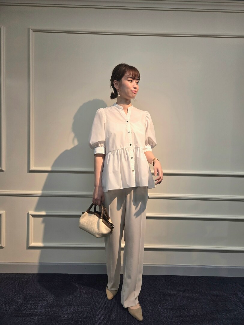 「ショルダーバッグ、淡色コーデ、シンプルスタイル、春服、おでかけコーデ、モノトーンコーデ、ワントーンコーデ、大人かわいい、オフィススタイル、ぺプラムトップス、イージーパンツ、フレアパンツ」｜「NOLLEY’S Sophiのペプラムシャツブラウス（シャツ/ブラウス、ホワイト系）」を使った、もーりーさん（レディース・164cm）の春コーディネートの2枚目の写真