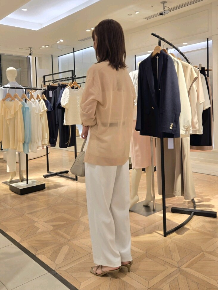 「ワイドパンツ、サンダル、淡色コーデ、シンプルコーデ、夏コーデ、キレイめカジュアル、パンツスタイル、ベージュ、シアー」｜「NOLLEY’Sの《セットアップ対応》ウォッシャブルツイルイージータックワイドパンツ（その他パンツ、ホワイト系）」を使った、もーりーさん（レディース・164cm）の春コーディネートの4枚目の写真