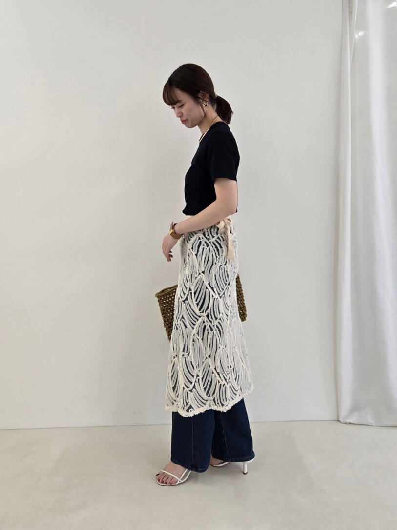 「春コーデ、デニム、休日スタイル、レイヤードスタイル、デニムパンツ、トートバッグ、ニット、半袖ニット」｜「Rie Millerの《セットアップ対応》《手洗い可能》チュール刺繍ラップスカート（スカート、ホワイト系）」を使った、もーりーさん（骨格ウェーブ・レディース・164cm）の春コーディネートの5枚目の写真