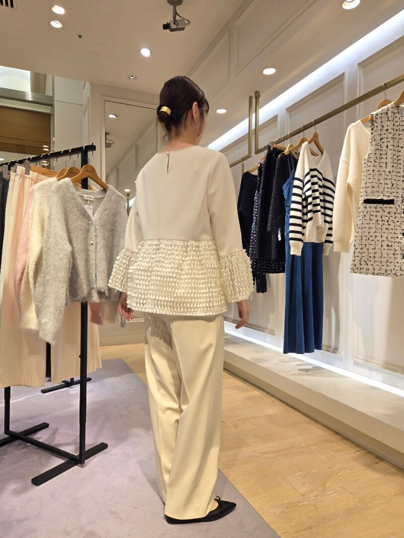 「大人コーデ、骨格ウェーブ、タックワイドパンツ、華やかコーデ、お呼ばれスタイル、ジャガード」｜「NOLLEY’S Sophiのウォッシャブルダンボール×リボンジャガードプルオーバーカットソー（Tシャツ/カットソー、ホワイト系）」を使った、もーりーさん（レディース・164cm）の冬コーディネートの4枚目の写真