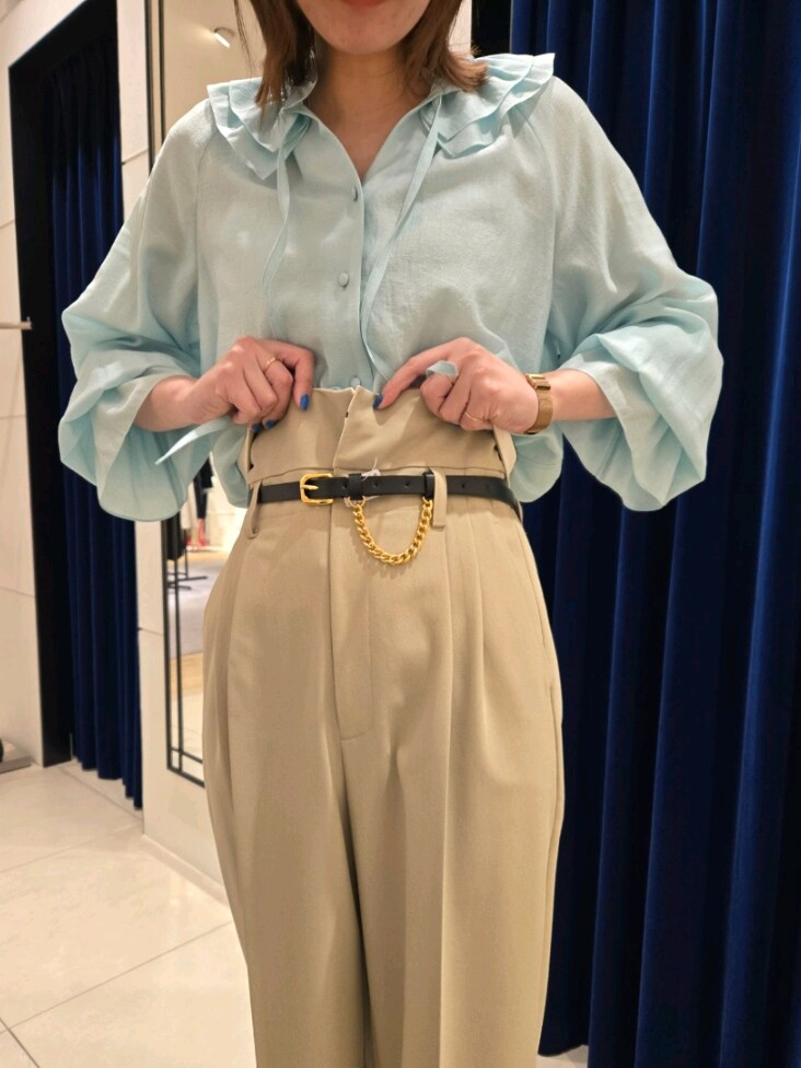 「大人女子、キレイめカジュアル、初春コーデ、ワイドパンツ、チノパン、シアートップス、フリル、グリーン、春コーデ」｜「NOLLEY’S Sophiの◇【WEB限定カラーあり】シアーフリルブラウス（シャツ/ブラウス、グリーン系）」を使った、もーりーさん（骨格ウェーブ・レディース・164cm）の冬コーディネートの6枚目の写真