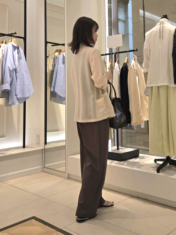 「ワイドパンツ、サンダル、オトナカジュアル、パンツコーデ、高身長女子、シアー、シアージャケット、ブラウン、ブラウンコーデ、タンクトップ、きれいめカジュアル、pvcバッグ、レオパード柄」｜「NOLLEY’S Sophiのウォッシャブルシアーシルクライトジャケット（テーラードジャケット、ベージュ系）」を使った、もーりーさん（レディース・164cm）の春コーディネートの4枚目の写真