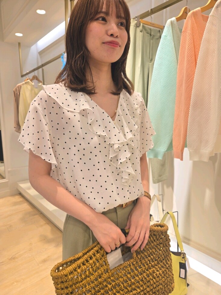 「ワイドパンツ、サンダル、春夏コーデ、キレイめコーデ、お仕事コーデ、キレイめ、ブラウスコーデ、ドット、フリルブラウス、オリーブ、かごバッグ」｜「NOLLEY’Sの2wayラッフル衿ブラウス（シャツ/ブラウス、ホワイト系）」を使った、もーりーさん（レディース・164cm）の春コーディネートの4枚目の写真