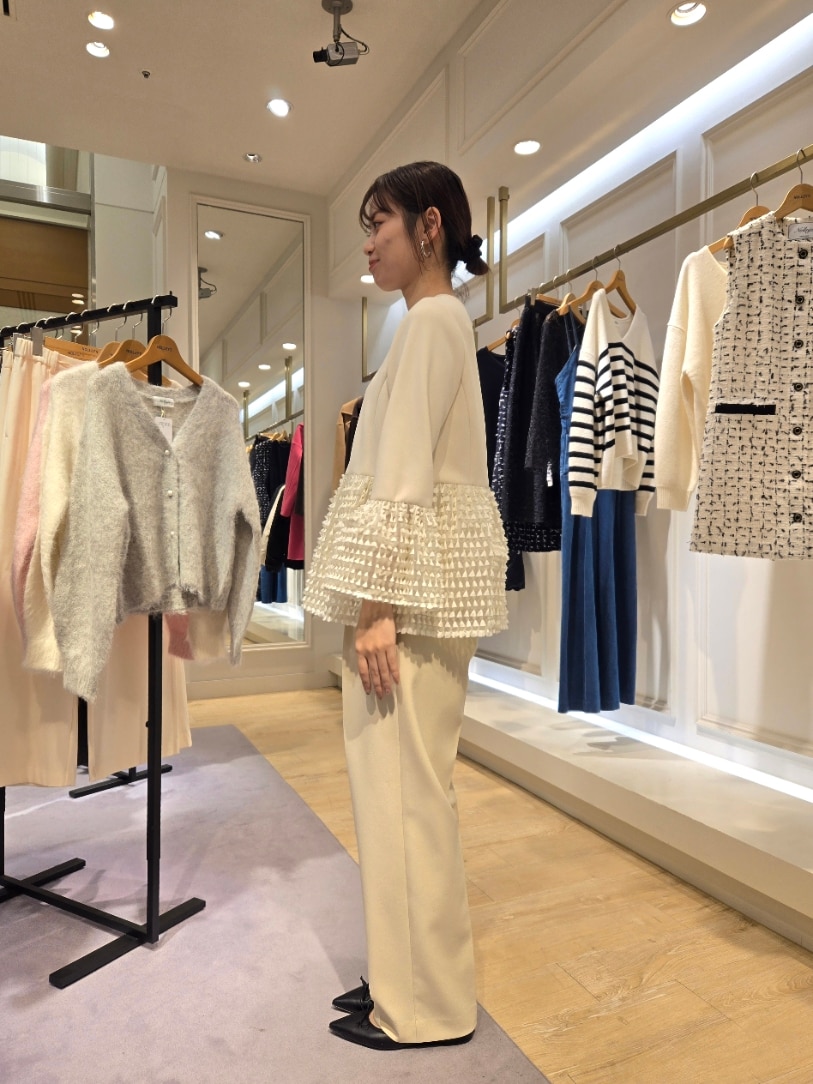 「大人コーデ、骨格ウェーブ、タックワイドパンツ、華やかコーデ、お呼ばれスタイル、ジャガード」｜「NOLLEY’S Sophiのウォッシャブルダンボール×リボンジャガードプルオーバーカットソー（Tシャツ/カットソー、ホワイト系）」を使った、もーりーさん（レディース・164cm）の冬コーディネートの3枚目の写真