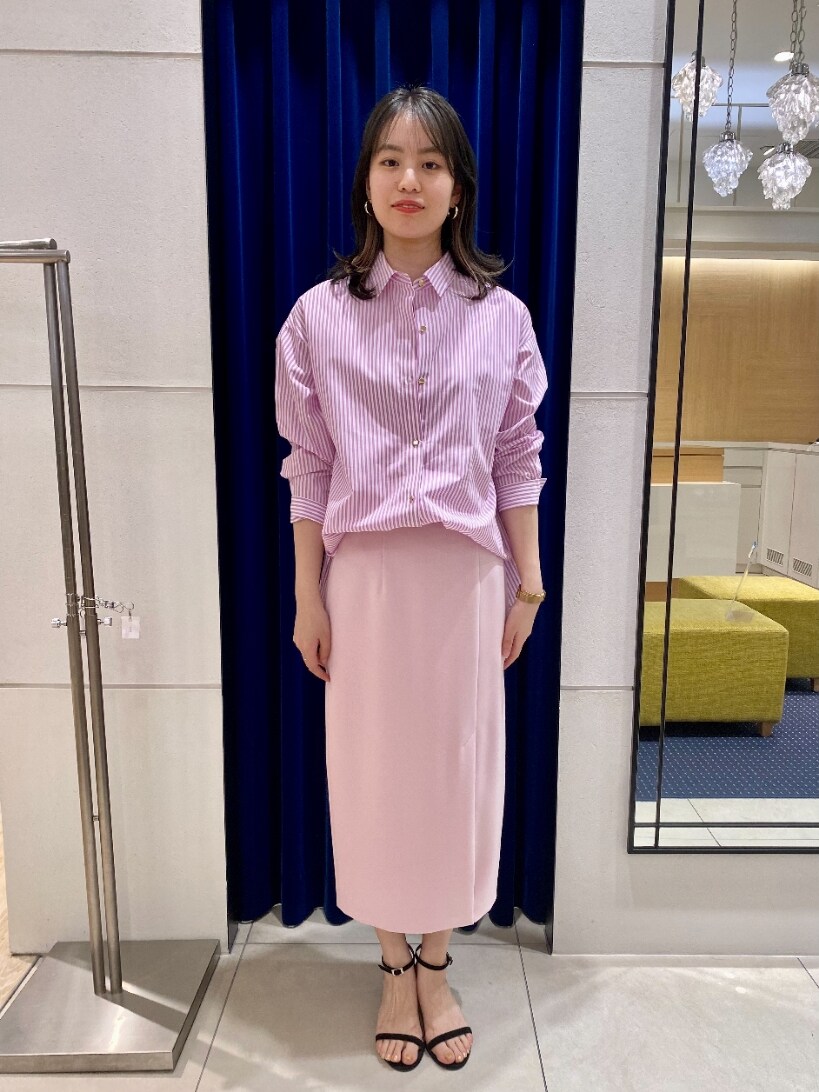 ピンク系のシャツ/ブラウス、ピンク系のスカートを着用したレディースの冬コーディネートの2枚目の写真